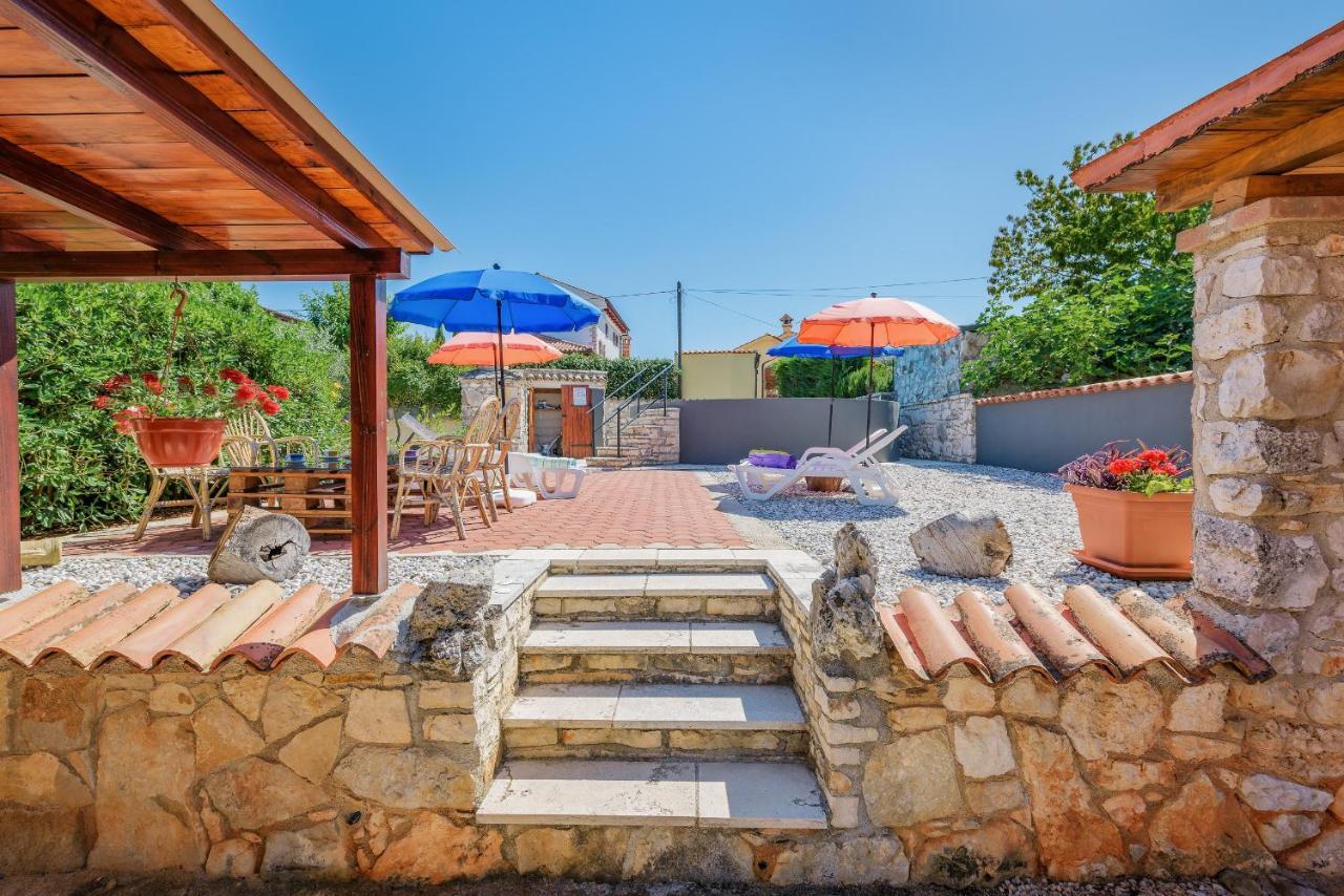 Apartment With Pool Višnjan Εξωτερικό φωτογραφία