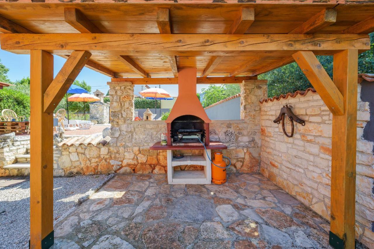 Apartment With Pool Višnjan Εξωτερικό φωτογραφία
