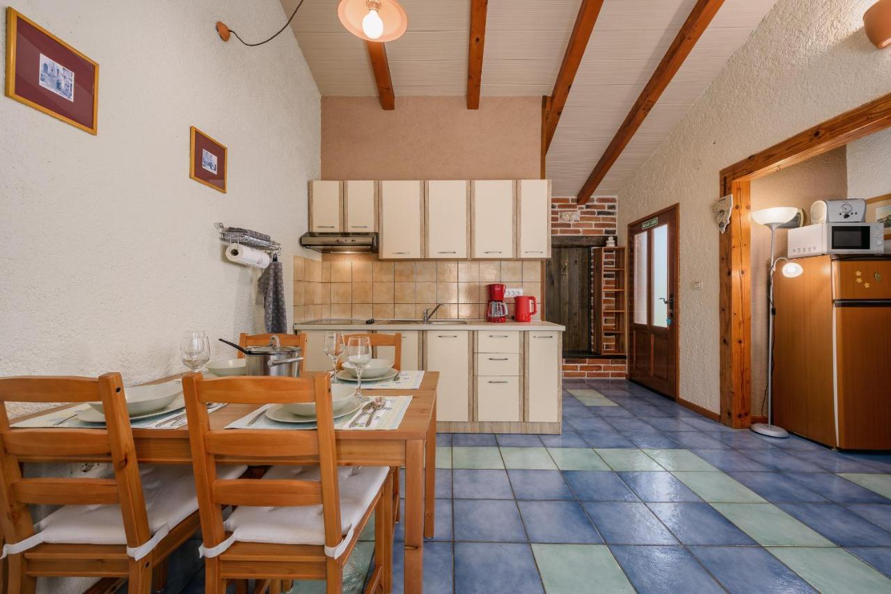 Apartment With Pool Višnjan Εξωτερικό φωτογραφία