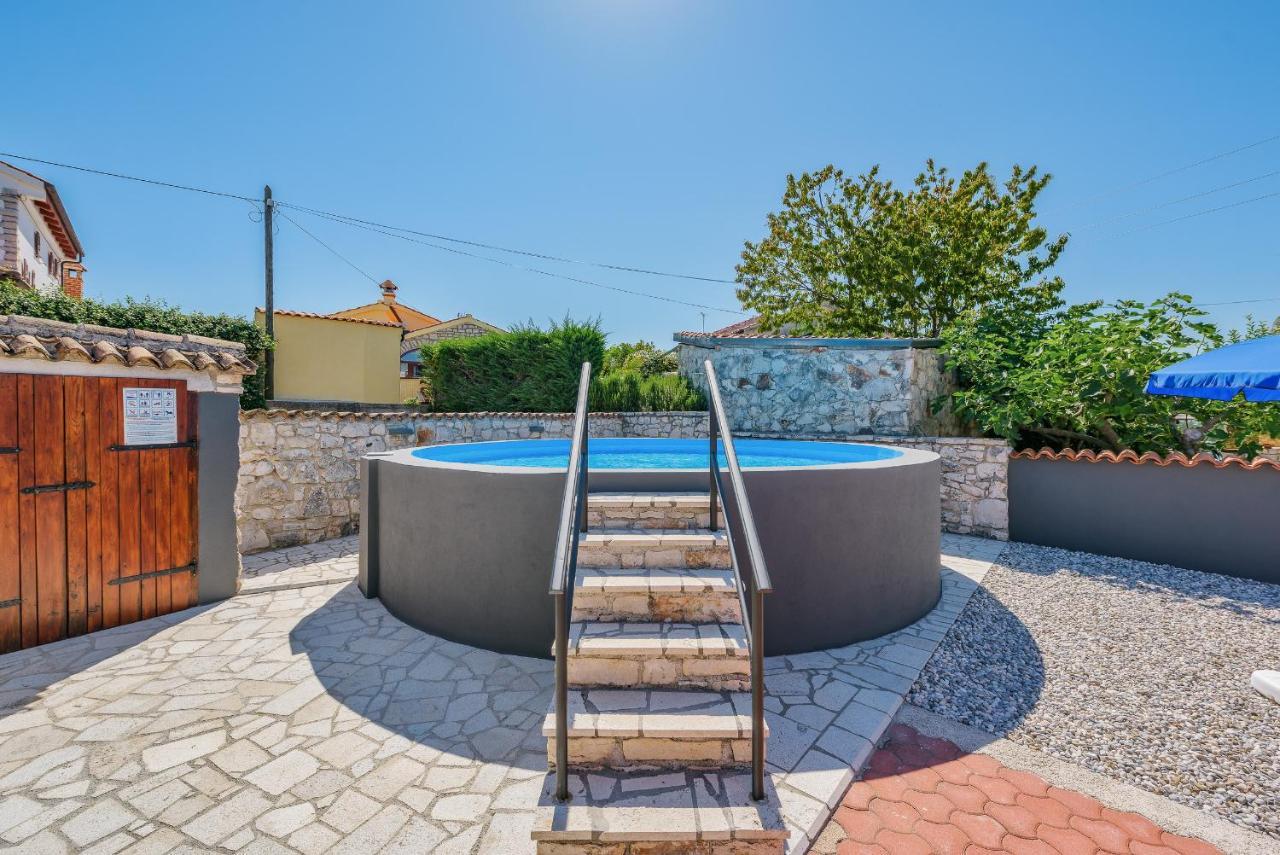 Apartment With Pool Višnjan Εξωτερικό φωτογραφία